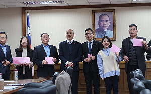 立院委員會選舉結果、白投藍：藍7、無1、綠8席 