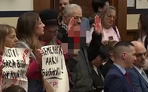 奧斯汀: 逾2.5萬巴人死於以軍攻擊! 抗議者舉「血手」罵 :種族滅絕部長!