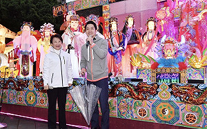 撞臉花燈？盧秀燕稱「比我本人漂亮」 蔣萬安讚「女神本尊在我旁」