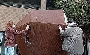 梅竹賽傳統賽前夜襲  學生塗鴉、撒冥紙行徑惹議