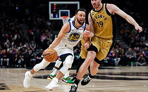 Curry狂砍25分　勇士客場大勝暴龍