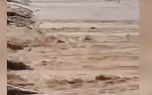 （影）中國青海爆洪水! 冬格措納湖大壩潰堤 官方冷淡回應：無人傷亡