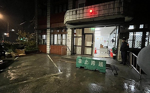 防再遭衝撞 基隆八堵分駐所前安置石墩護警