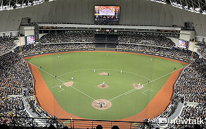 棒球季開始了！蔡英文歡迎讀賣巨人體驗台灣文化 林右昌偕兒赴大巨蛋觀戰