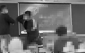 高中生課堂中揍老師、鎖喉比中指踹門丟板擦! 校方、教育局回應了