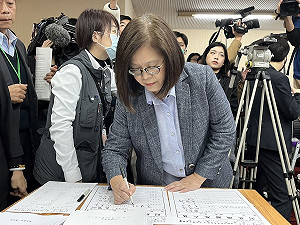 私訊召委談原民升遷 管碧玲認失禮但指「邏輯錯誤」