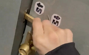 (影)27秒影片台人傻眼！日本漫畫家來台受困公廁