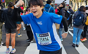 HowHow東京全馬「4小時跑完」！鄧福如現身舉牌力挺