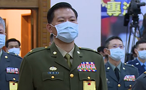 特勤少將謝靜華街頭熱吻馬尾女 女子身份曝光為職業軍人  