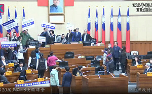 基隆東岸商場案  藍綠議員舉看板激烈對峙  