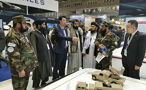 手指大砲想下單？ 阿富汗塔利班參觀中國武器 興致勃勃聽講解 