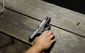 身中4槍擊斃入侵者! 為保護殘疾兒 美85歲勇母遭上銬後 伺機與匪槍戰