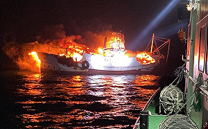 給海巡一個讚！漁船澎湖虎井海域失火5船員跳海 3巡防艇接力滅火、救人