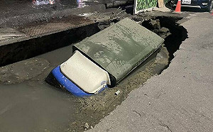 台南驚見天坑吞車!吊車救援不成吊臂砸警車 黃偉哲籲避開附近路段