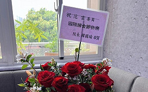 韓國瑜婦女節送花 范雲酸問：能請傅崐萁回應性騷案？ 