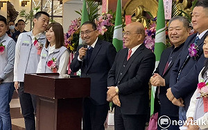 民進黨新北市黨團幹部交接 蘇貞昌、侯友宜同台握手互拍肩
