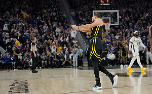 NBA球賽之外的鏡頭：Curry慶祝揮桿當背景