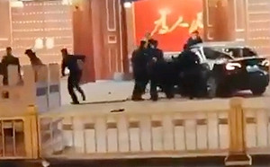 黑色轎車疑衝撞中南海 駕駛遭警電暈拖走！中國「兩會」敏感期傳抗議行動