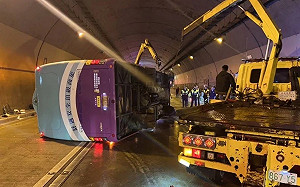 康橋中學校車文山隧道內翻覆9人送醫 4送萬芳、5到北醫