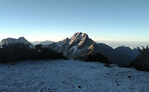 玉山深夜下冰霰！今晨化身銀白世界美照曝光