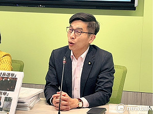遭控兩度親丁學忠肩膀 鍾佳濱反控抹黑還原:我在看手錶