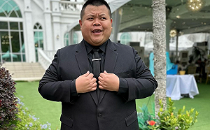 大蛇丸逛夜市被路人偷拍！「1舉動」暖哭網友：最親民網紅