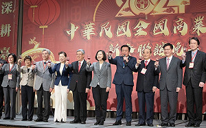 蔡英文出席商總晚宴 盼業界響應政策為員工加薪