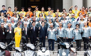 「不老騎士」環島抵總統府 賴清德迎接：感佩挑戰自我、公益助人