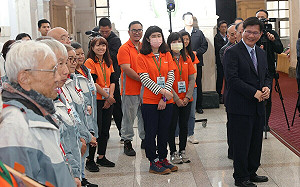 受「不老騎士」感動 林佳龍：有些事現在來不及做、但80歲仍能圓夢