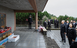 赴史明墓園懷念歐吉桑　蔡英文：我們依然在守護台灣