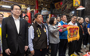 參香拱天宮為媽祖淨轎 蔡英文：從媽祖進香活動感受台灣人熱情團結