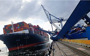 陽明海運貨輪撞土國港口！3部大型起重機如骨牌般倒塌尚待調查