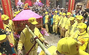 白沙屯媽祖起駕　信眾大喊「進喔」場面震撼