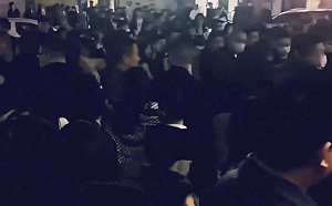 (影) 我的孩子怎麼死了? 山西城鎮中學生連續死亡 引爆數百家長齊聚抗議