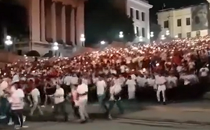 (影) 沒有人選舉你們！停電又缺糧 古巴爆抗議 4共產黨代表逃到屋頂上