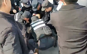 (影) 想維權？門都沒有！中國多地民眾抗議遭警拖走 信訪者還被上銬遊街