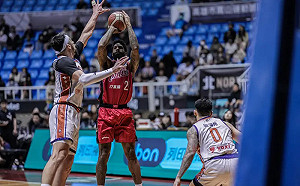 卡麥龍「開箱」　鋼鐵人不敵領航猿