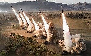 6火箭彈並排飛向天空! 金正恩看「超級火箭砲」射擊 毀300里外標靶