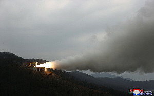 北韓研發中遠程高超音速飛彈 金正恩視導固體燃料發動機地面點火試驗