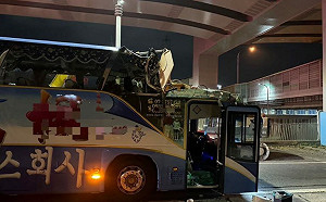 高雄遊覽車自撞涵洞釀1死14傷！觀光署回應了