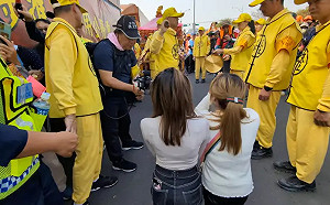 攔下白沙屯媽祖！媽磕頭痛哭替罹癌女兒祈福