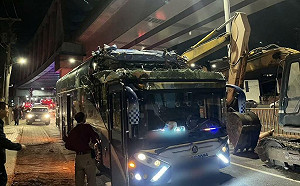 高雄遊覽車撞涵洞釀1死14傷！司機疑似疲勞駕駛 公路局回應了