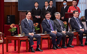 見味全龍如回到職棒元年 林佳龍期待台鋼雄鷹替中職添火花