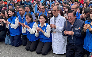 百年來首次！ 白沙屯媽祖遶境首度進雲林縣府  張麗善率縣府團隊跪迎 