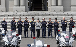 邀總統府前合影 蔡英文IG貼文感謝交警8年來的辛勞 