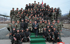才看完對抗訓練 金正恩視察近衛漢城柳京坦克部隊