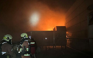 竹科緯創廠房深夜火警濃煙飄竄竹北! 疑空調機起火波及鄰近揚明光