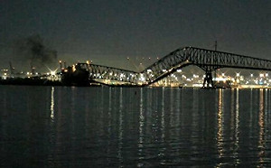 (影)貨船撞斷美國大橋！巴爾的摩聯外橋斷成4截 傳10多輛汽車落水