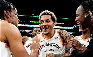 斑馬缺陣、Sochan飆關鍵三分　馬刺險退太陽