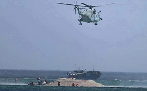 用直升機「吹」走你! 菲律賓再次登上鐵線礁 中國用直-8J掀飛沙走石驅離